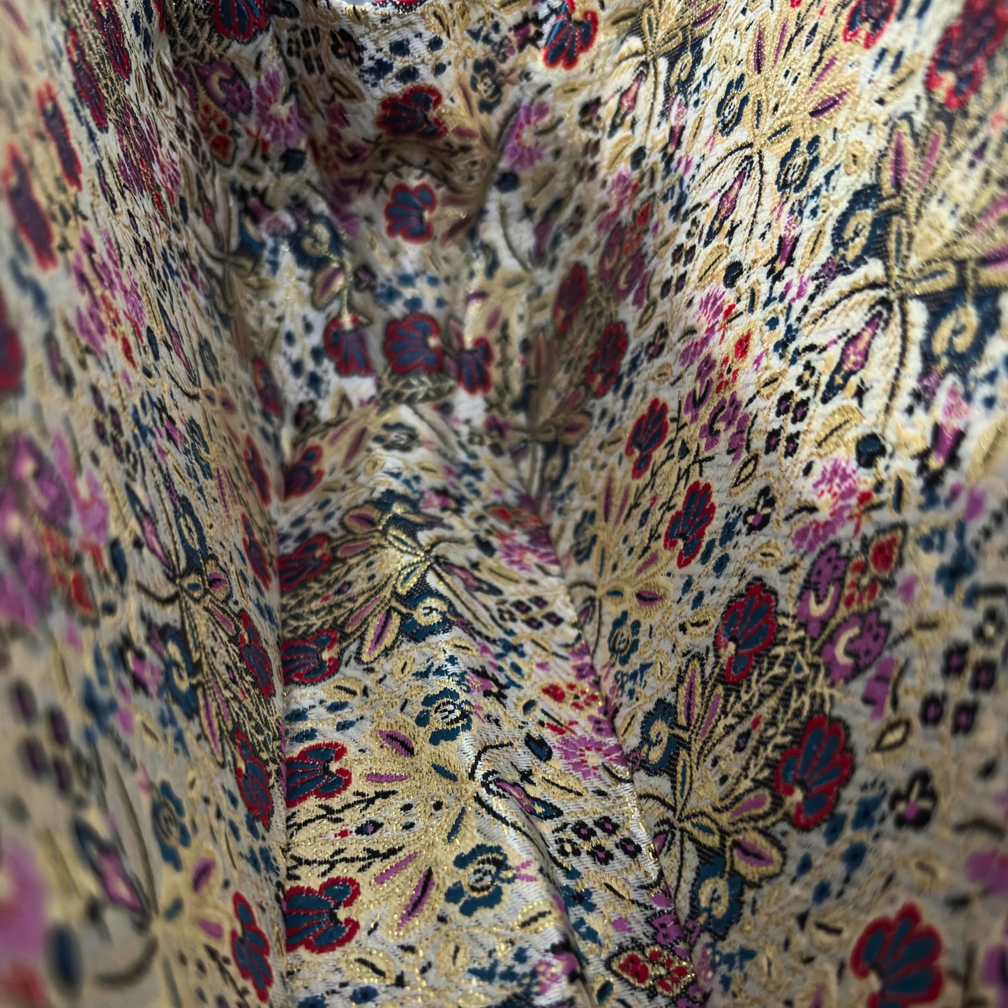 Das Flüstern der Rosen – Handgefertigte Damaszener Clutch aus Nussbaumholz mit Perlmuttrosen & Perlenkette