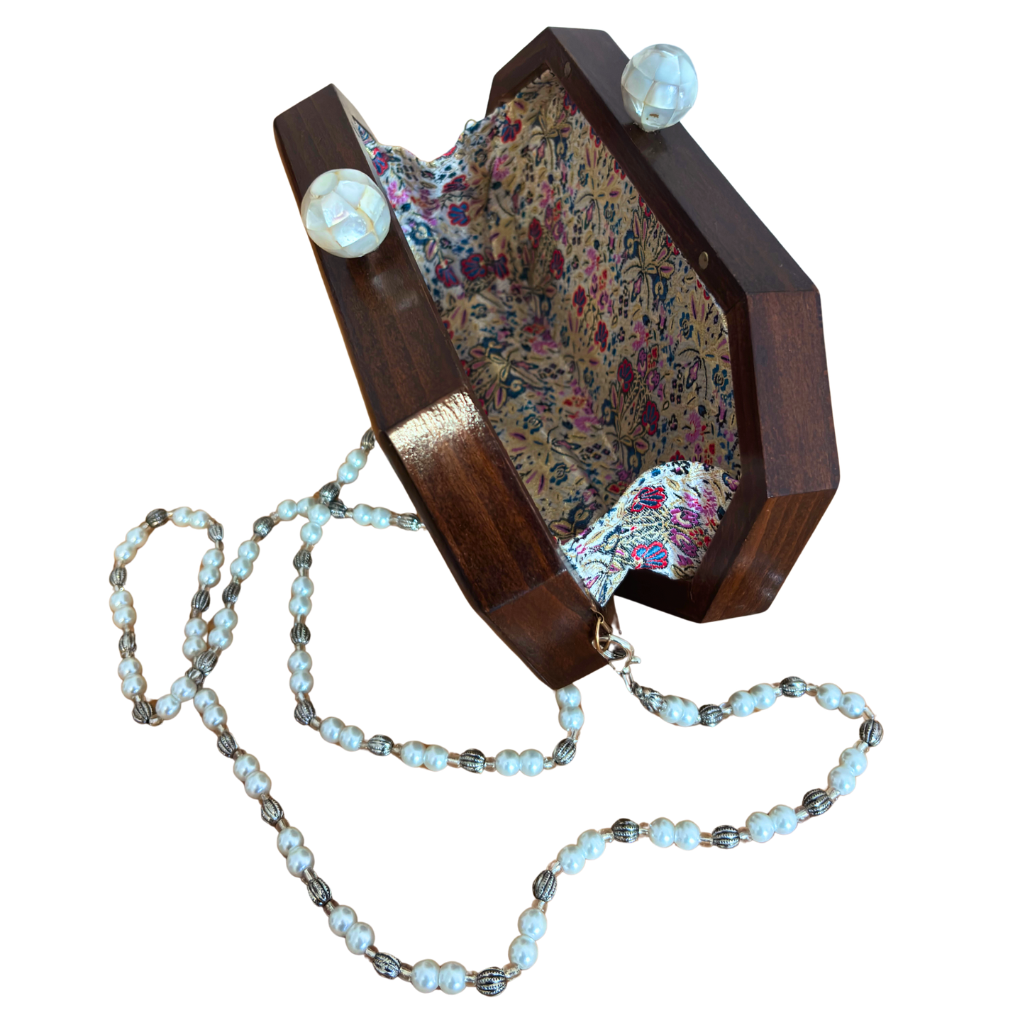 Das Flüstern der Rosen – Handgefertigte Damaszener Clutch aus Nussbaumholz mit Perlmuttrosen & Perlenkette