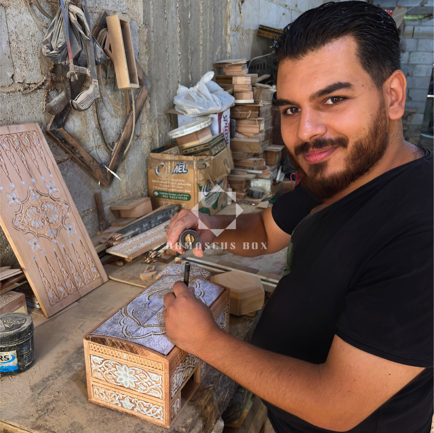 Scatola in Faggio Intagliata a Mano con Madreperla – Eleganza Finitura Noce