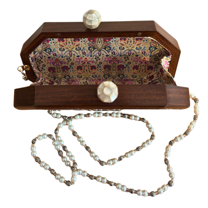 Das Flüstern der Rosen – Handgefertigte Damaszener Clutch aus Nussbaumholz mit Perlmuttrosen & Perlenkette