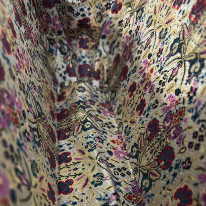 Das Flüstern der Rosen – Handgefertigte Damaszener Clutch aus Nussbaumholz mit Perlmuttrosen & Perlenkette