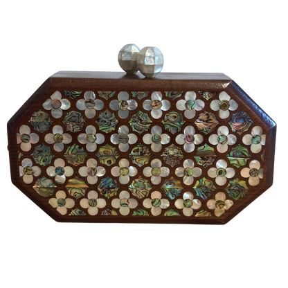 Das Flüstern der Rosen – Handgefertigte Damaszener Clutch aus Nussbaumholz mit Perlmuttrosen & Perlenkette