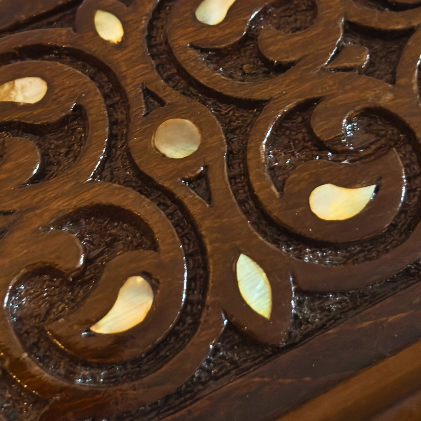 Handgeschnitzte Buchenholzbox mit Perlmuttintarsien – Elegante Walnussoptik