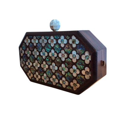 Das Flüstern der Rosen – Handgefertigte Damaszener Clutch aus Nussbaumholz mit Perlmuttrosen & Perlenkette