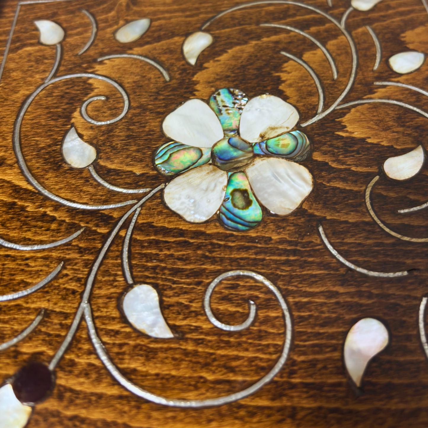 صندوق دمشقي فاخر – تطعيم بالصدف وبراعة المشغل العربي