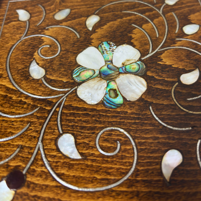 صندوق دمشقي فاخر – تطعيم بالصدف وبراعة المشغل العربي