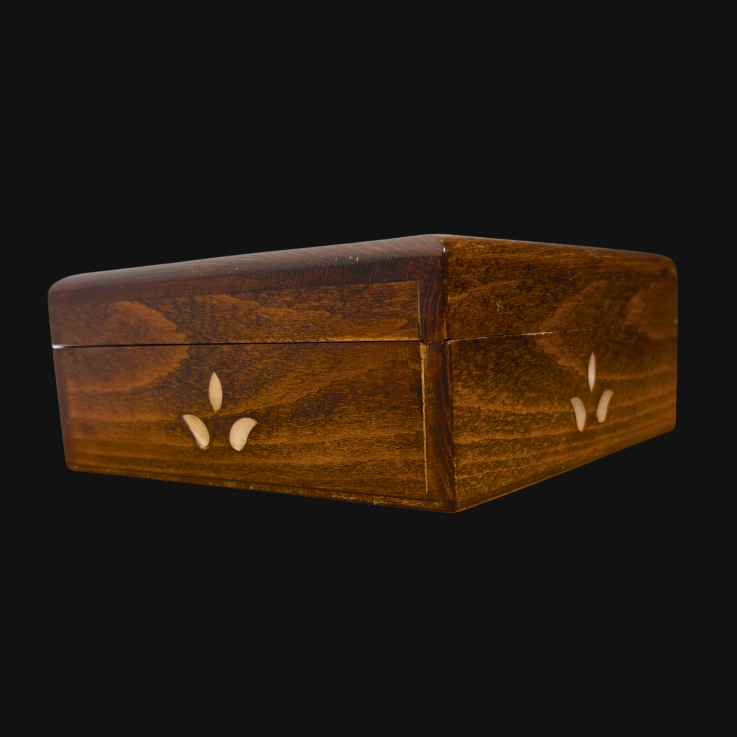 صندوق دمشقي فاخر – تطعيم بالصدف وبراعة المشغل العربي