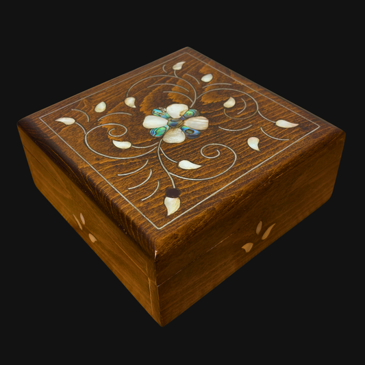 Handgefertigte Luxusbox aus Damaskus – Perlmutt & Samteleganz