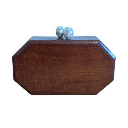 Das Flüstern der Rosen – Handgefertigte Damaszener Clutch aus Nussbaumholz mit Perlmuttrosen & Perlenkette