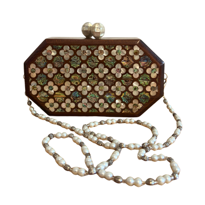 Das Flüstern der Rosen – Handgefertigte Damaszener Clutch aus Nussbaumholz mit Perlmuttrosen & Perlenkette