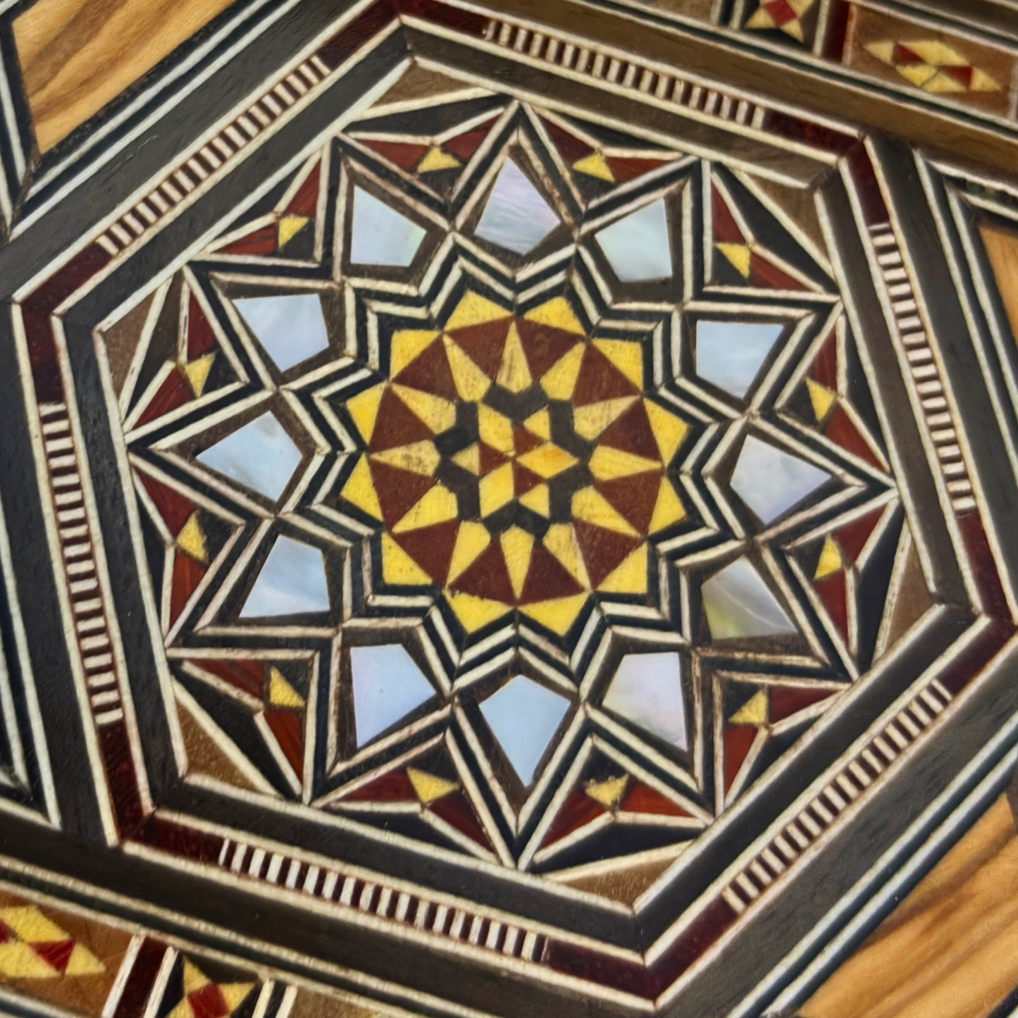 Handgefertigte Mosaik-Schatulle aus Damaskus – Perlmutt & Samt