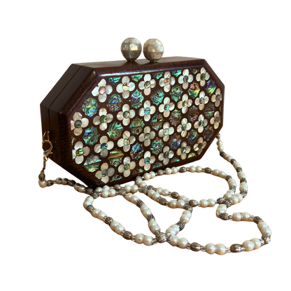 Das Flüstern der Rosen – Handgefertigte Damaszener Clutch aus Nussbaumholz mit Perlmuttrosen & Perlenkette