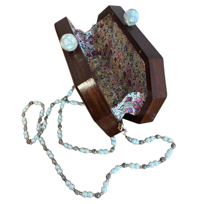Das Flüstern der Rosen – Handgefertigte Damaszener Clutch aus Nussbaumholz mit Perlmuttrosen & Perlenkette