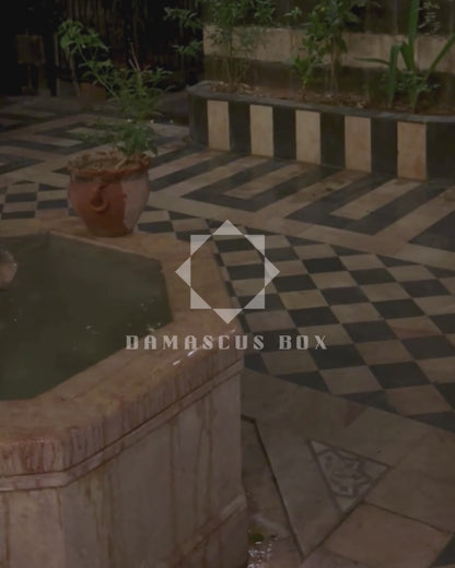 Jouri – Bolso Damasquino de Lujo con Nácar Floral y Cadena de Perlas