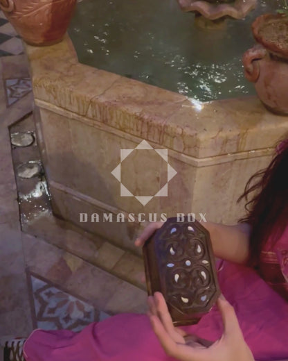 Caja de Haya Tallada a Mano con Nácar – Elegancia en Acabado Nogal